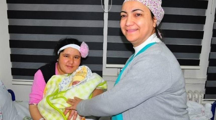 Manisa&rsquo;da 2016&rsquo;nın İlk Bebeği Doğdu