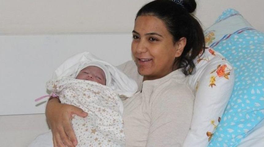 Malatya&rsquo;da 2016 Yılının İlk Bebeği Elif Asel İsimli Kız &Ccedil;ocuğu Oldu