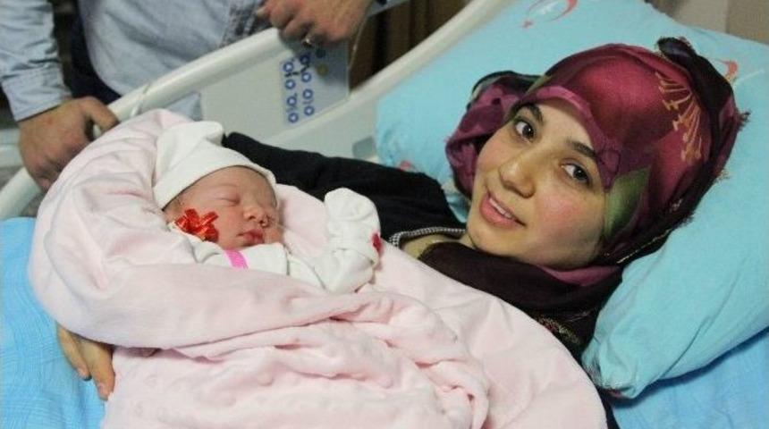 Yeni Yılın İlk Bebeği Zonguldak&rsquo;ta D&uuml;nyaya Geldi