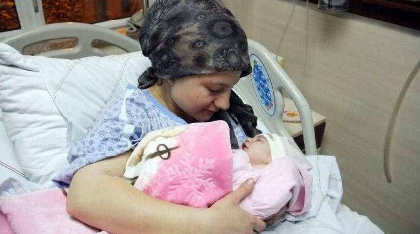 Kayseri&rsquo;de 2016 Yılının İlk Bebeğine Damla Adı Verildi