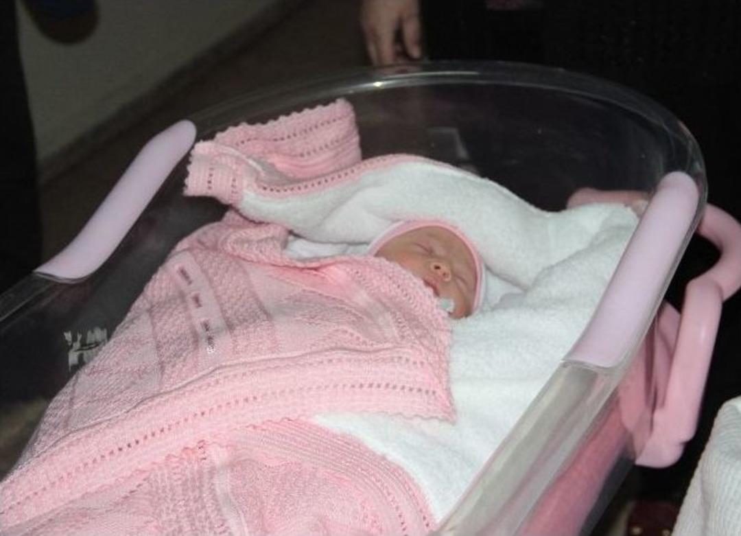 İstanbul Valisi Şahin, Yılın İlk Bebeklerine Altın Taktı