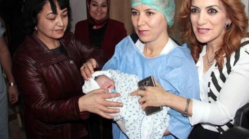 Yılın İlk Bebeğine Belediye Başkanından Altın