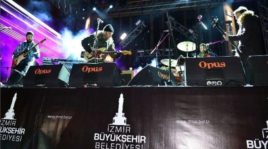 İzmir Yeni Yıla Athena İle Girdi