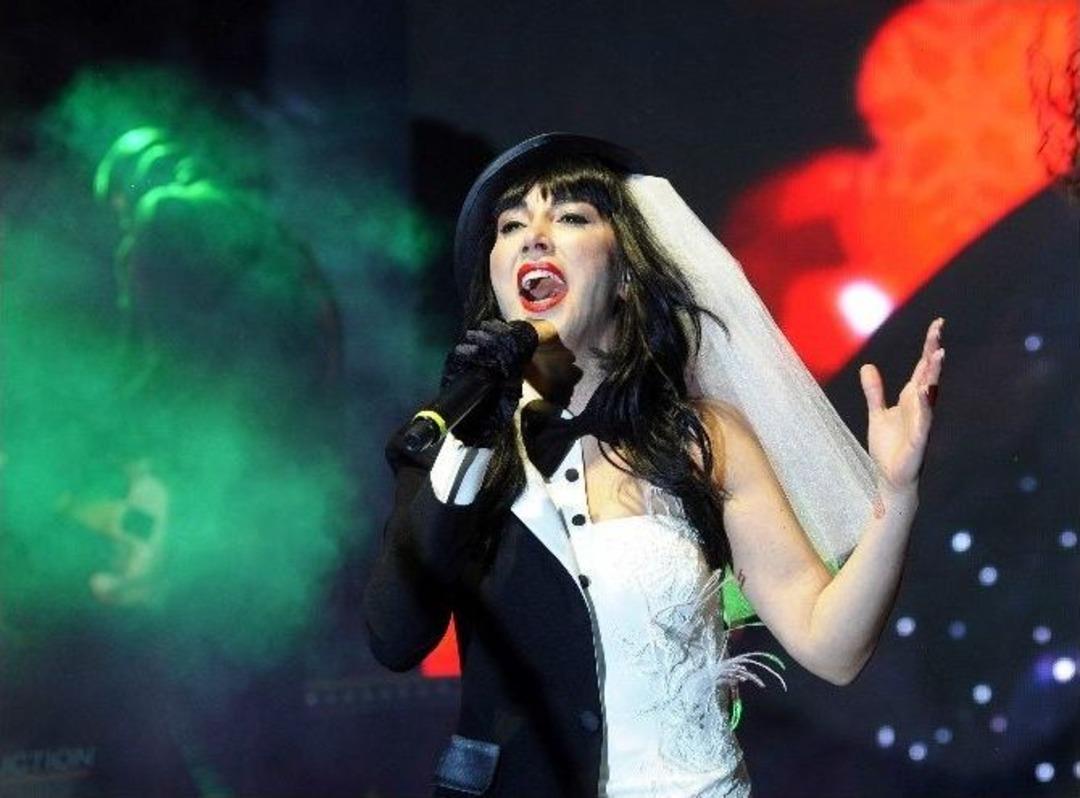 İstanbullular, Hande Yener Şarkılarıyla Yeni Yıl Coşkusunu Yaşadı