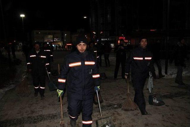 Sivas’ta Yeni Yıla İşçiler Çalışarak, Öğrenciler Eğlenerek Girdi