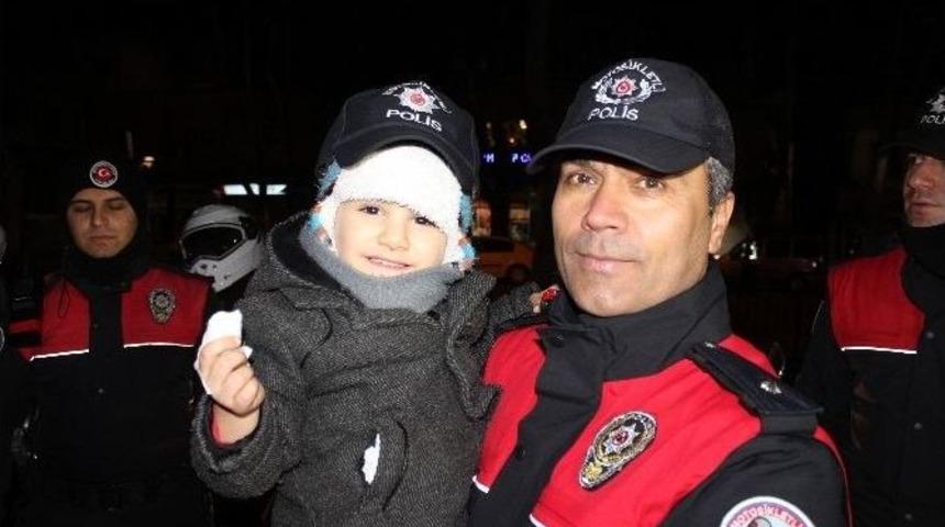Yeni Yıla Çok Sevdiği Polis Amcalarıyla Girdi
