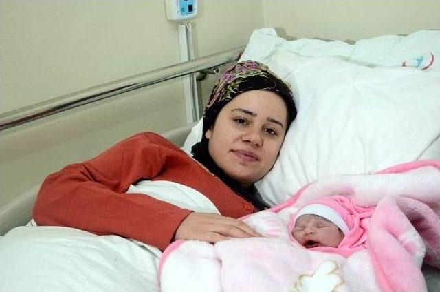 Gaziantep&rsquo;te Yeni Yılın İlk Bebeği Elifsu Oldu 1