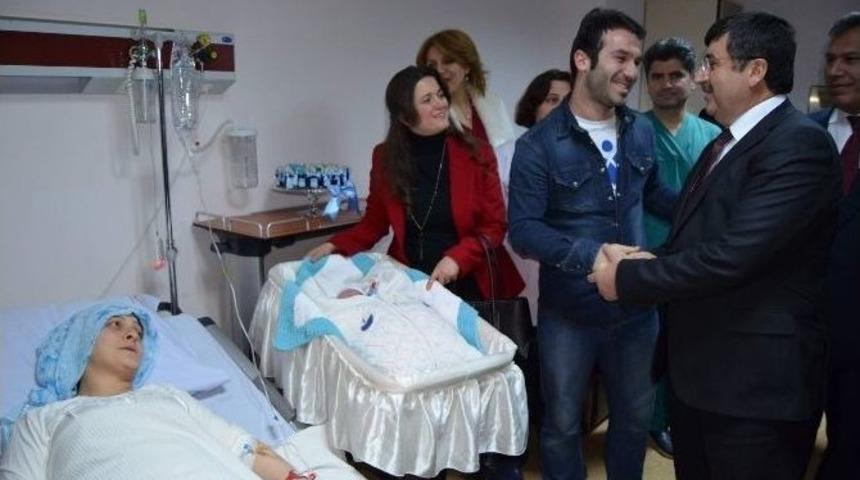 Trabzon Valisi Abdil Celil &Ouml;z, Yeni Yılın İlk Bebeklerini Ziyaret Etti.