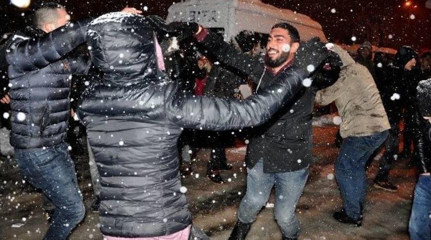 Yeni Yıla Kar &Uuml;st&uuml;nde Karşılama Oynayarak Girdiler