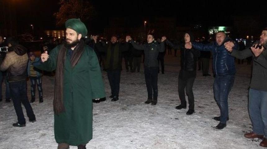 Yeni Yıla Zikir &Ccedil;ekerek Girdiler