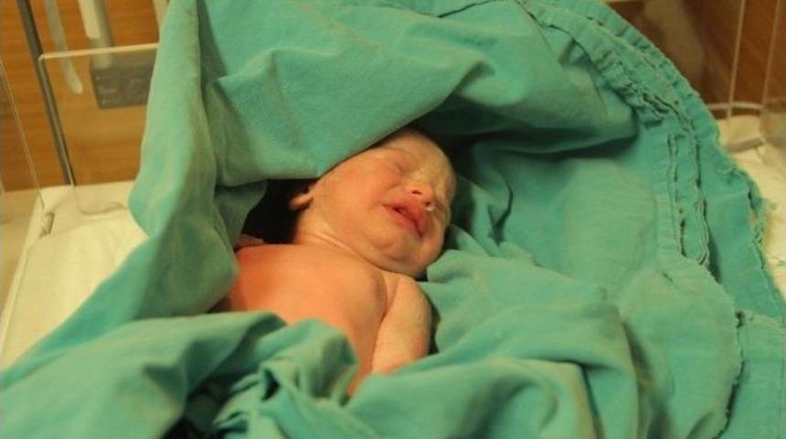 Elazığ&rsquo;da Yeni Yılın İlk Bebeği Ayşeg&uuml;l Oldu