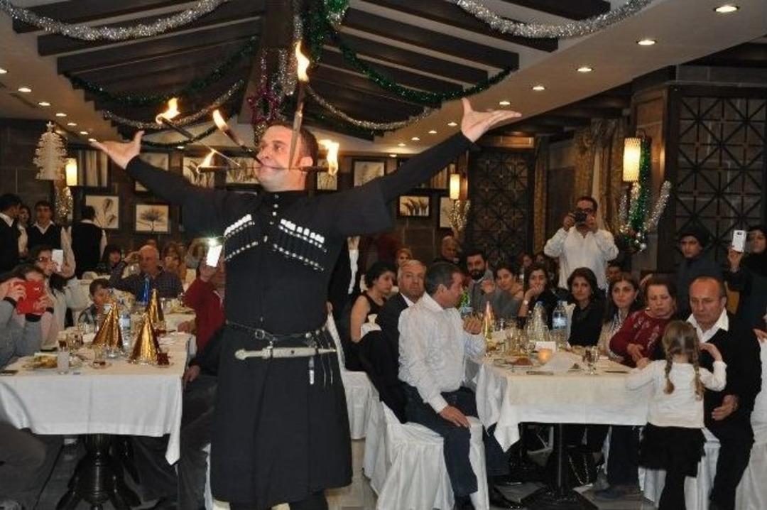 Yeni Yıla Kar &Uuml;st&uuml;nde Dans&ouml;z Oynatarak Girdiler