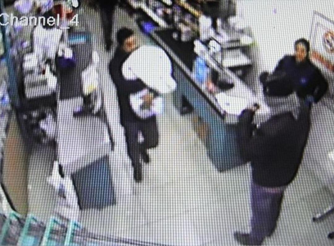 Bebekli M&uuml;şterilerin Olduğu Markette Silahlı Gasp Girişimi