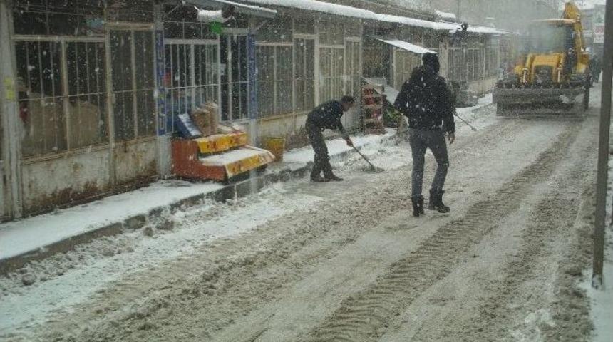 &Ouml;zalp&rsquo;ta Kar Yağışı