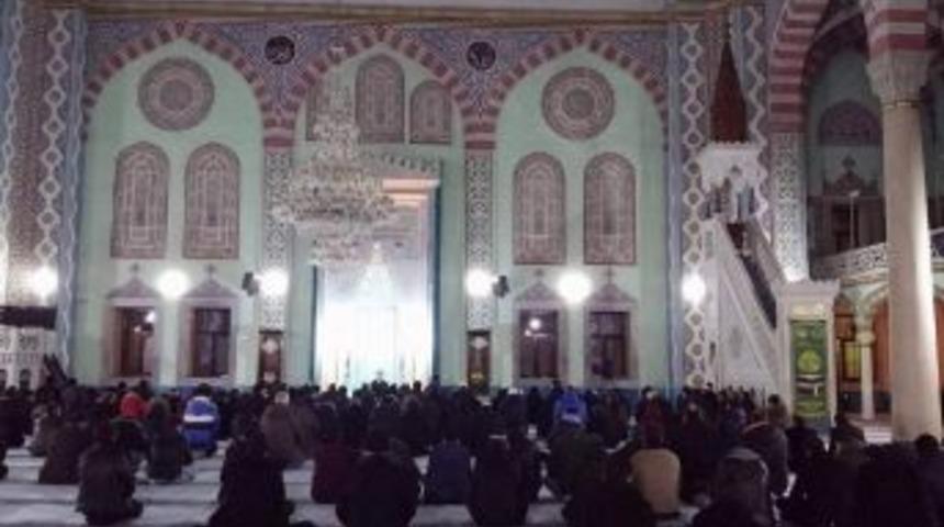 &Uuml;lk&uuml;c&uuml;ler Yılın İlk Sabah Namazını Birlikte Kıldı