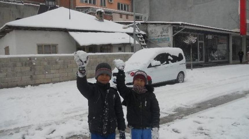 G&ouml;lbaşı İl&ccedil;esi Beyaza B&uuml;r&uuml;nd&uuml;