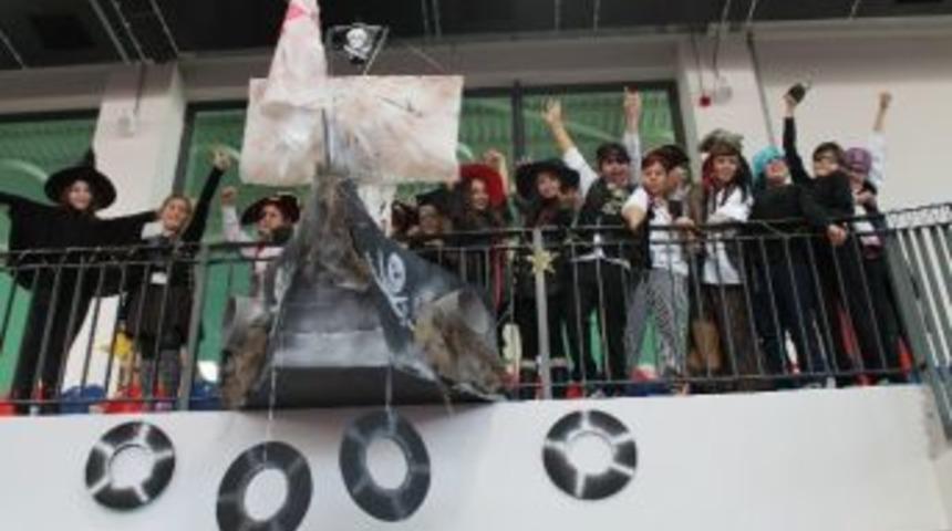 Ted İzmir Koleji &Ouml;ğrencileri Yeni Yılı Korsan Gemisinde Karşıladı