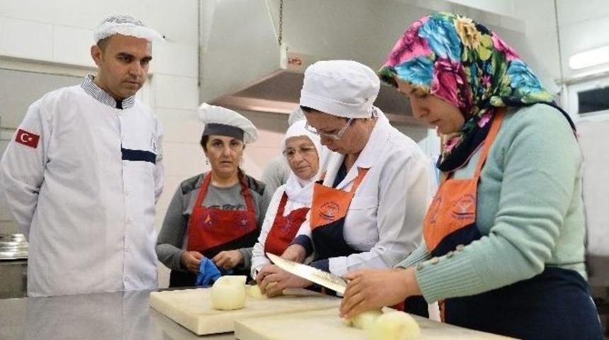 Muratpaşa Belediyesi Mest Aş&ccedil;ılık &Ouml;ğrencileri Aşevi&rsquo;nde Yemek Pişirdi