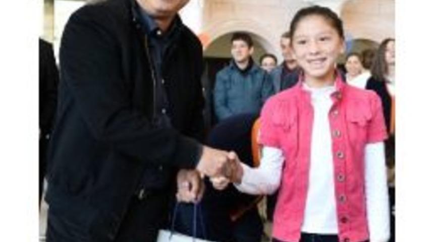 Uysal, Esra Kayıhan&rsquo;a Ders Ve Test Kitabı İle Kalem Hediye Etti