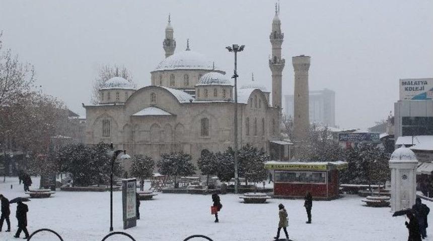 Malatyalılar Yeni Yıla Beyaz &Ouml;rt&uuml;yle Uyandı