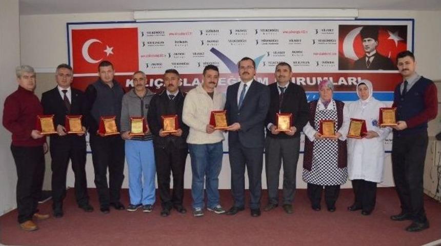 Kılı&ccedil;aslan&rsquo;ın Emektarlarına Vefa Plaketi