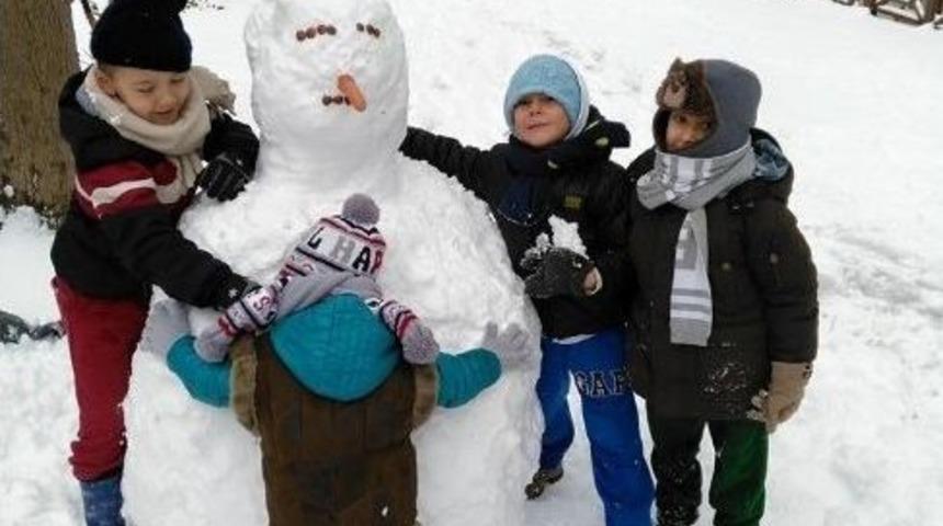 Kar Yağışı En &Ccedil;ok &Ccedil;ocukları Sevindirdi