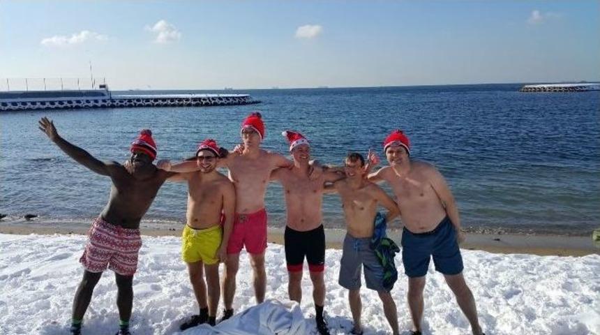 Hollandalılar Dondurucu Soğukta Denize Girdi