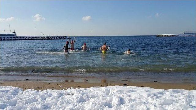 Hollandalılar Dondurucu Soğukta Denize Girdi