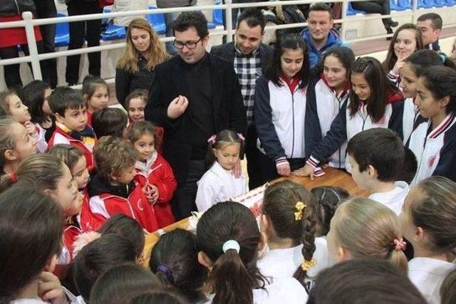 Başkan Gönenç Sporcu Çocuklar Ve İşçilerle Yeni Yılı Kutladı