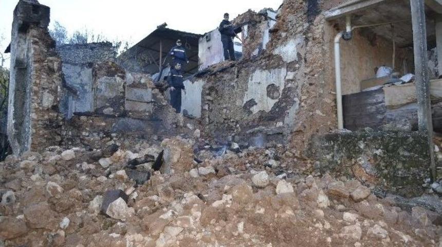 Soba Yangını Ahşap İki Evi K&uuml;l Etti