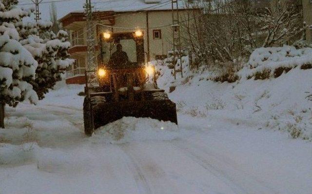 Akdağmadeni Belediyesi Kar Temizleme Çalışmalarını Sürdürüyor