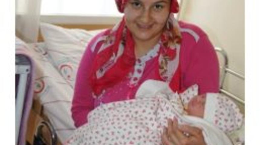 Alanya&rsquo;da Yılın İlk Bebeği Ayşe Eker Oldu