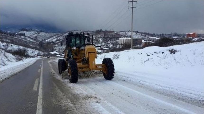 Ak&ccedil;akoca&rsquo;da Kar K&uuml;reme &Ccedil;alışmaları S&uuml;r&uuml;yor