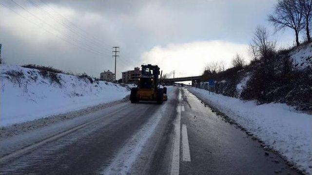 Akçakoca’da Kar Küreme Çalışmaları Sürüyor