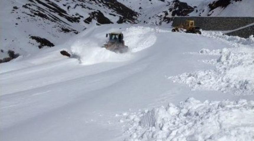 Donan Su Şebekesi İ&ccedil;in K&ouml;ye Giden Ekip Mahsur Kaldı