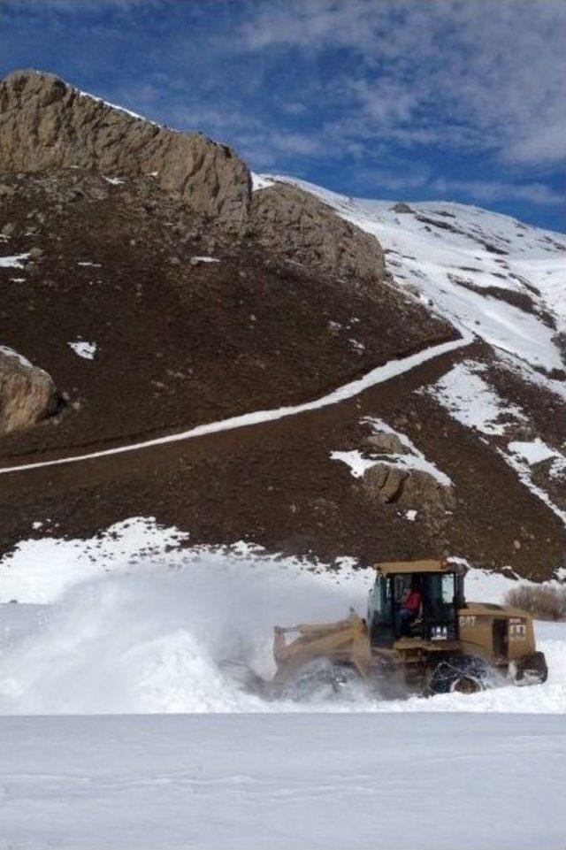 Donan Su Şebekesi İçin Köye Giden Ekip Mahsur Kaldı