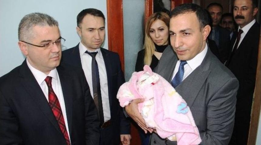 Bakan Ramazanoğlu&rsquo;dan Terk Edilen Bebeğe Hediye Sepeti