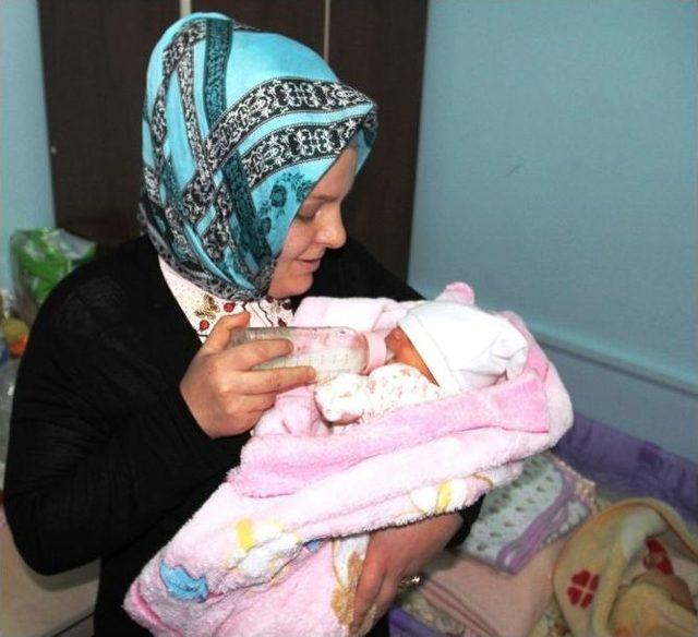 Bakan Ramazanoğlu’dan Terk Edilen Bebeğe Hediye Sepeti