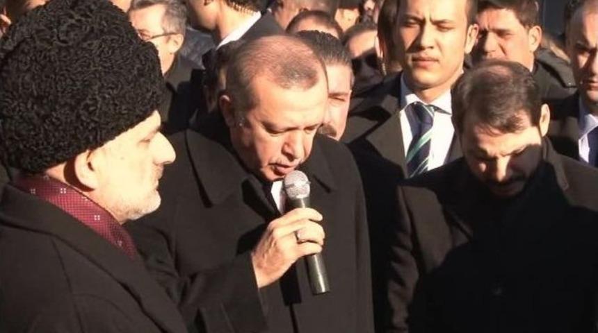 Erdoğan, Karakaya&rsquo;nın Mezarı Başında Kur&rsquo;an-ı Kerim Okudu