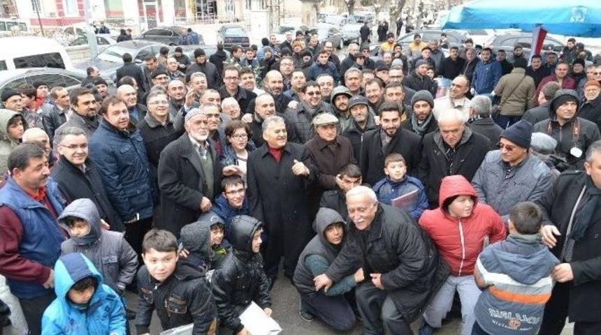 Başkan B&uuml;y&uuml;kkılı&ccedil; Ve Ekibi Aydınlıkevler Mahalle Halkı Ve Esnafı İle