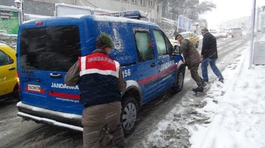 Kar Yağışı S&uuml;r&uuml;c&uuml;lere Zor Anlar Yaşattı