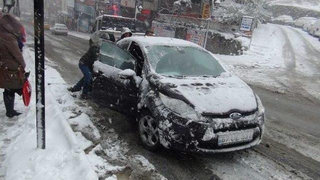 Kar Yağışı Sürücülere Zor Anlar Yaşattı