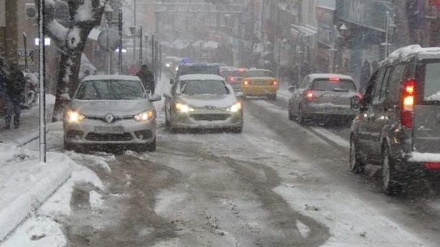 Kar Yağışı Sürücülere Zor Anlar Yaşattı