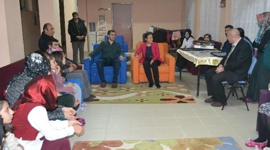 Valı Yardımcısı &Ouml;zdemir, &Ccedil;ocukları Unutmadı