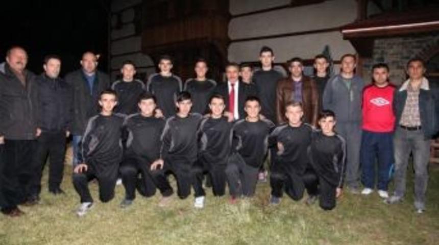 Başkan Mehmet Tutal, Yıldız Ve Gen&ccedil; Voleybol Takımı Kadrosu İle Yemekte Buluştu