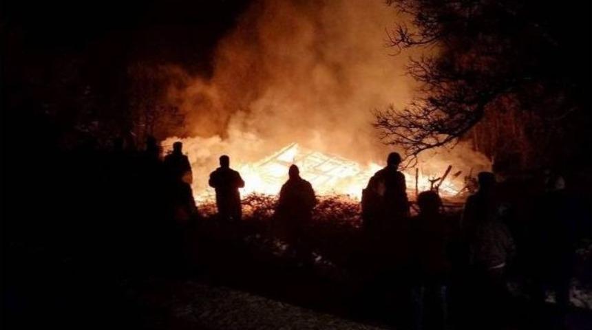 Kastamonu&rsquo;da Kullanılmayan İki Katlı Ahşap Bina Yandı