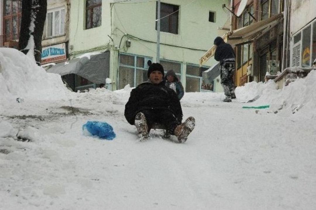 Kar Yağışı Hem B&uuml;y&uuml;klere, Hem De &Ccedil;ocuklara Eğlence Oldu