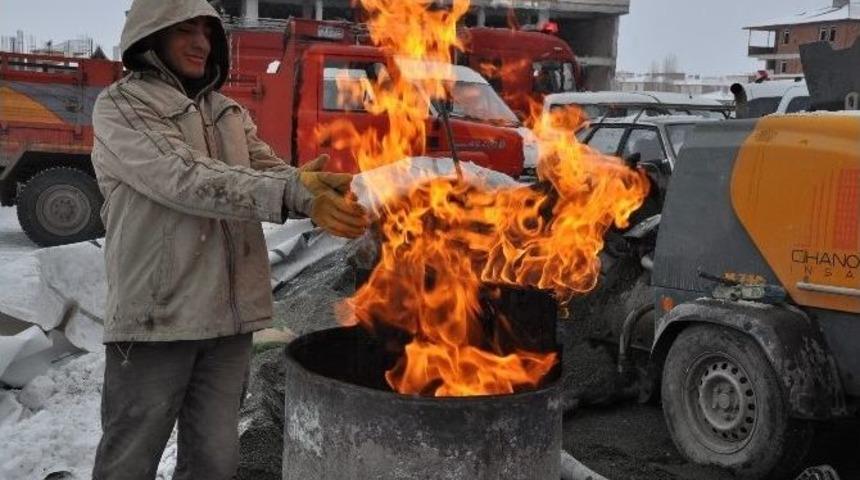 Kars&rsquo;ta İnşaat İş&ccedil;ilerinin Soğukla M&uuml;cadelesi