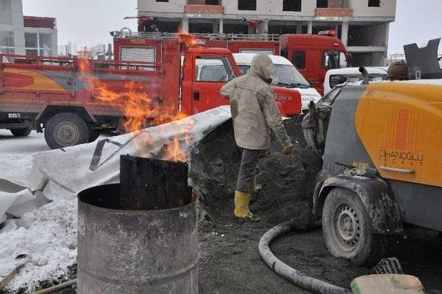 Kars’ta İnşaat İşçilerinin Soğukla Mücadelesi