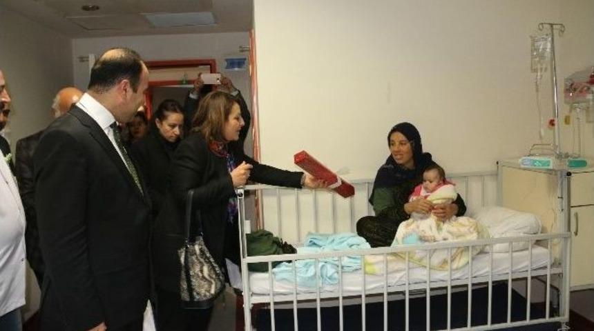 Belediye Başkanı Ve Rekt&ouml;r Yeni Yıla &Ccedil;ocuk Hastalarla Girdi